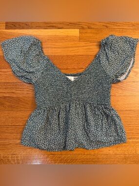 Hollister V-Neck Smocked Floral Flowy Babydoll Top in Green - Size Small